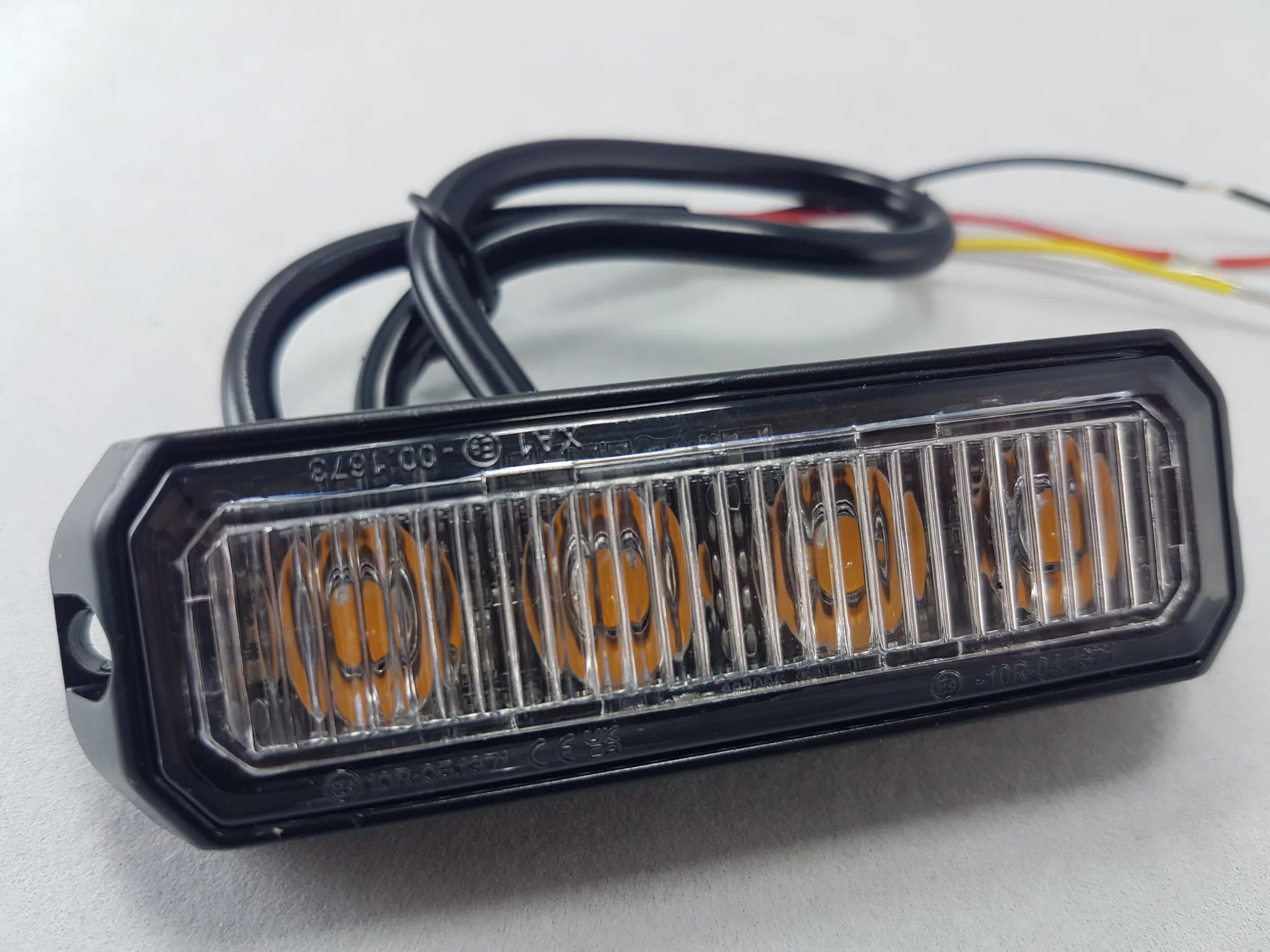 Zábleskové led výstražné svetlo oranžové jednoradové 4x3w, ece r65,r10, sae 2 výstražné svetlá, LED stroboskopy a majáky, majáky na autá,Výstražné svetlá, LED stroboskopy a predátory, homologizovaný LED svetelný maják, vystražné osvetlenie, emergency lights, hazard led lights, ADR lights, predatory, Stroboskopy a výstražné svetlá