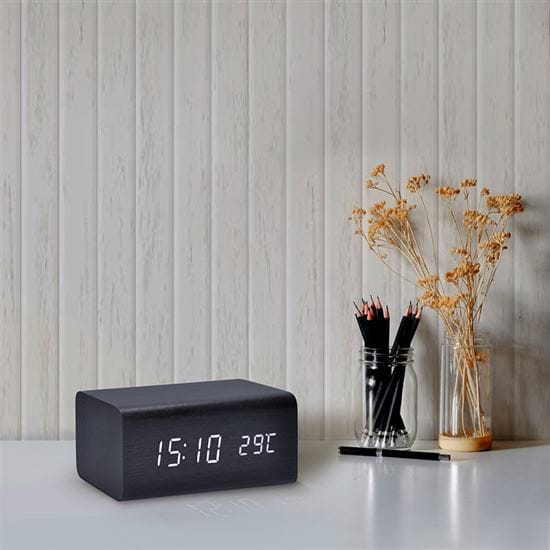Hodiny s budíkom, biele led podsvietenie dekor: čierne drevo 1 solight hodiny s budíkom, biele led podsvietenie, tri budíky, nastaviteľná intenzita podsvietenia, teplomer, dekor: čierne drevo