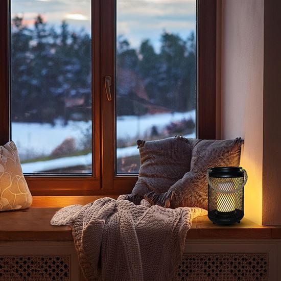 Čierny kovový lampáš s led sviečkou 20cm – efekt plameňa 3 solight kovový lampáš s led sviečkou, teplá biela, 3xaa, čierna, 20cm